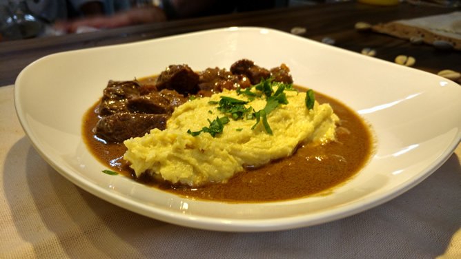 Boeuf bourguignon acompanhado de polenta de milho crioulo