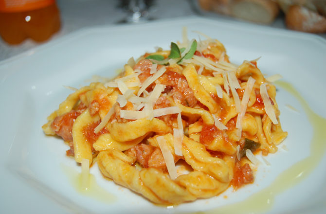 Massa caseira com ragú de pancetta e linguiça borrussia para a família Brondani